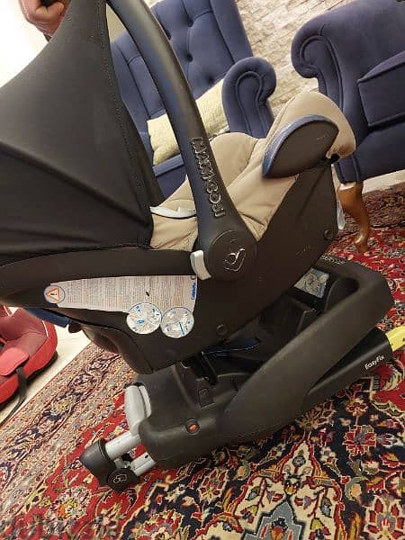 Maxi Cosi New Born Carrier +  Base with Iso Fix 3