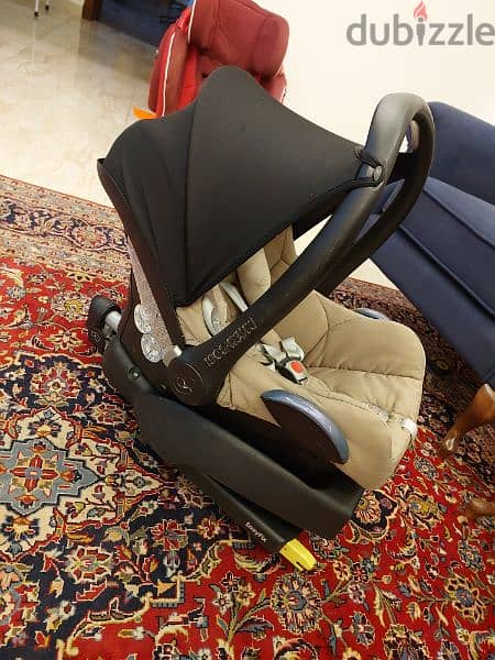 Maxi Cosi New Born Carrier +  Base with Iso Fix 4