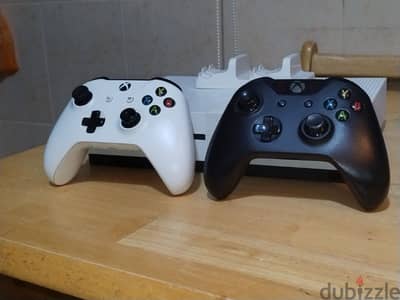 xbox one s with 2 controllers