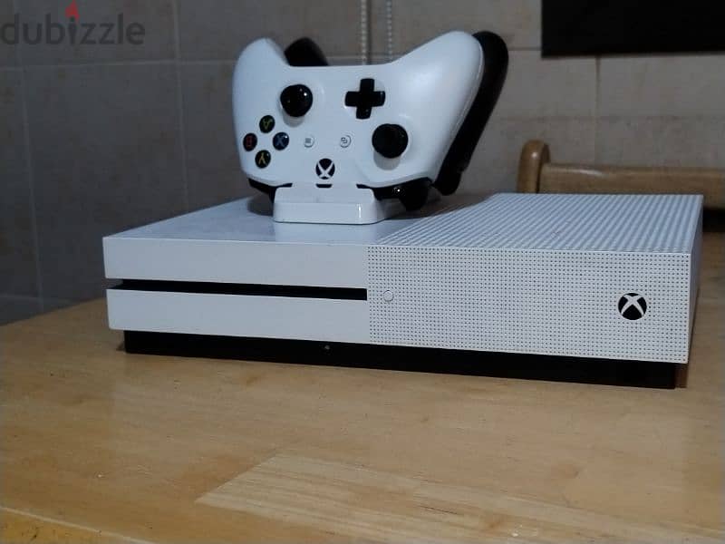 xbox one s with 2 controllers 2