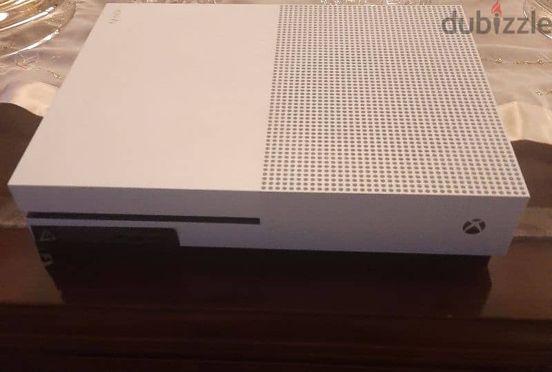 Xbox One 1TB (used like new) with 2 controllers 3