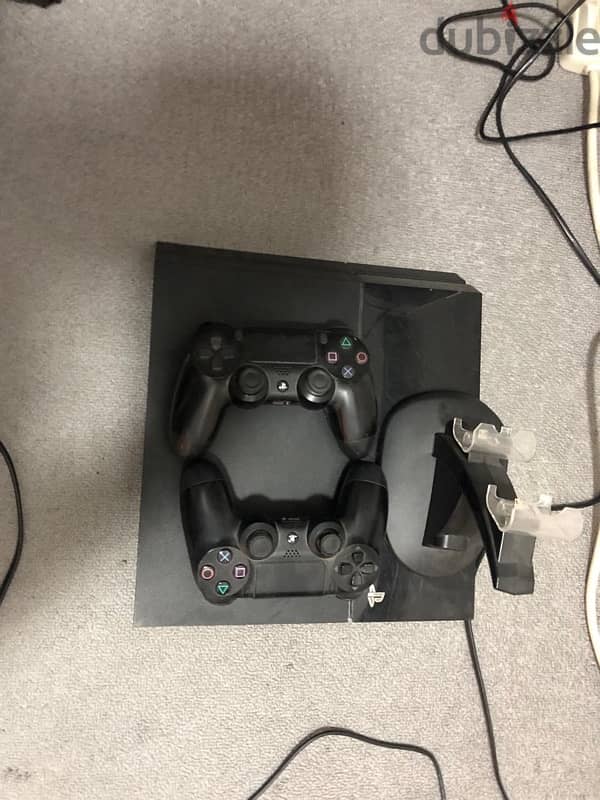 PS4 + 2 Controllers 0