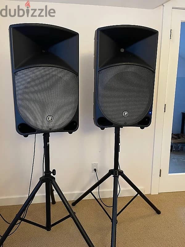 Mackie active speakers 15inch 0