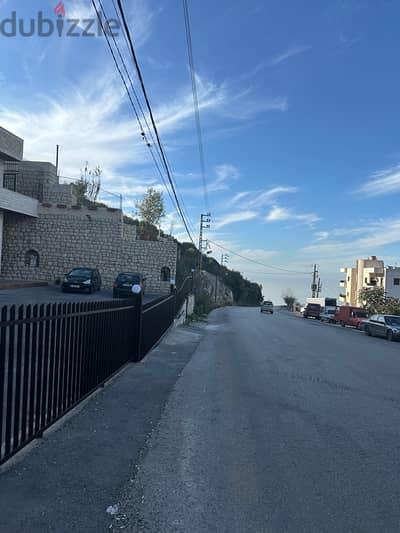 building on the highway near Annayaمبنى ومحلات طريق عام عنايا