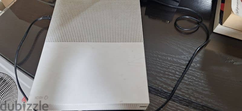 xbox one s used for short time with more than 10 games and 1Controller 1