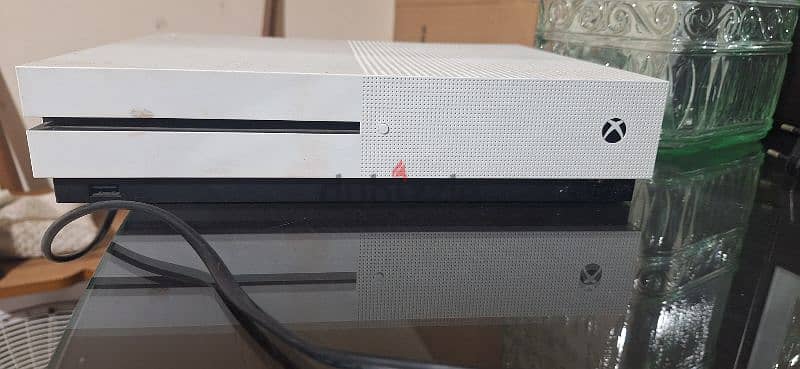 xbox one s used for short time with more than 10 games and 1Controller 2