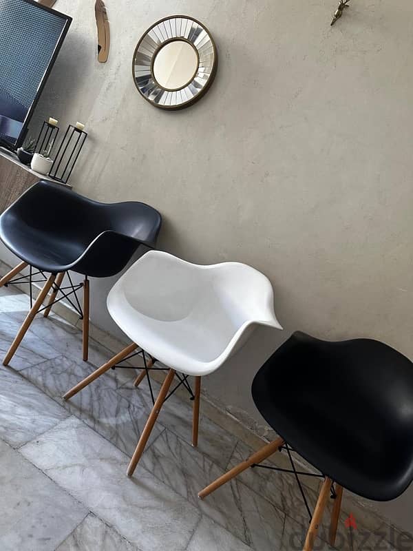 6 modern dining chairs like new. 240$ 2