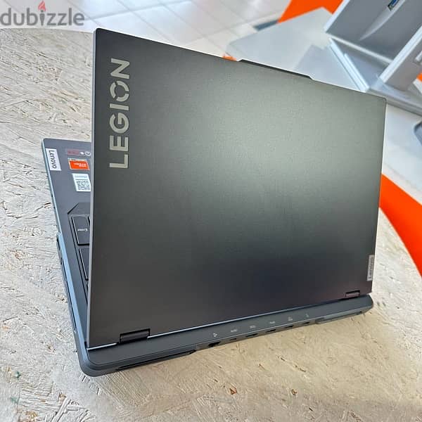 one piece left Lenovo legion pro 5 ryzen 7 VGA 4070 16” QHD+ 0