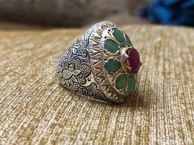 Emerald, ruby ​​and silver ring Weight 23 grams خاتم زمرد و الياقوت