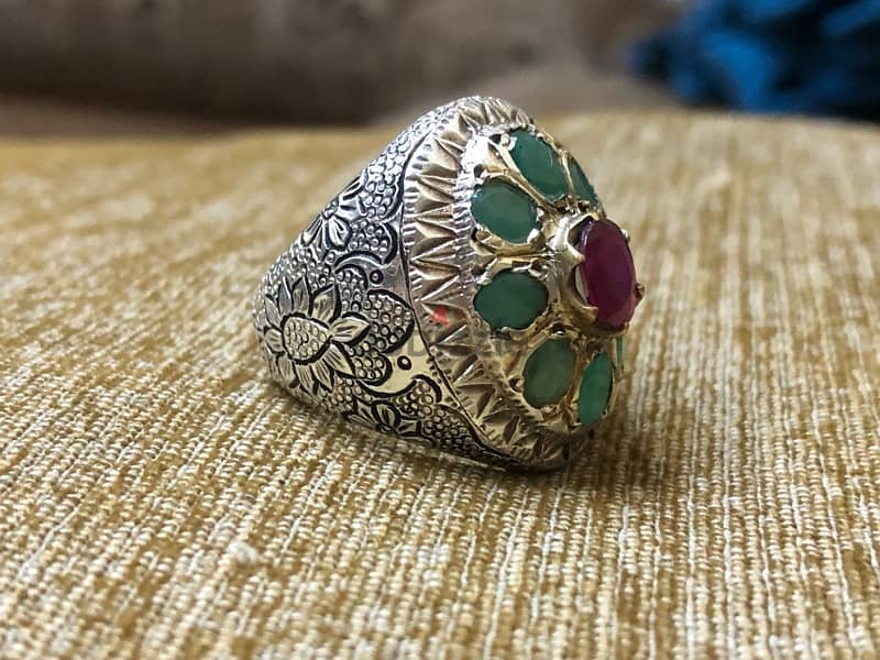 Emerald, ruby ​​and silver ring Weight 23 grams خاتم زمرد و الياقوت 0