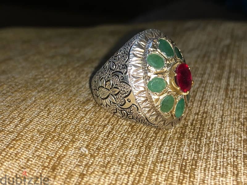 Emerald, ruby ​​and silver ring Weight 23 grams خاتم زمرد و الياقوت 1