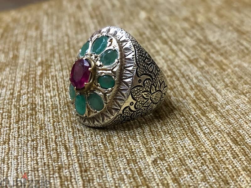 Emerald, ruby ​​and silver ring Weight 23 grams خاتم زمرد و الياقوت 3