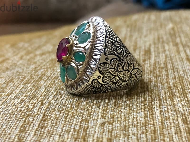 Emerald, ruby ​​and silver ring Weight 23 grams خاتم زمرد و الياقوت 4