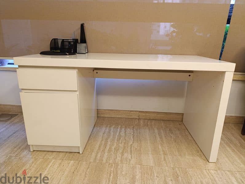 white desk 1