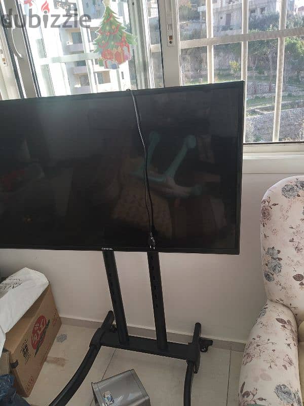 TV CRYSTAL 43"NOT SMART 100$ / TV table 50$ 1