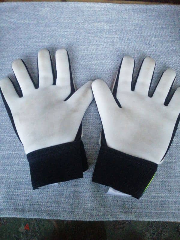 goalkeeper gloves 1