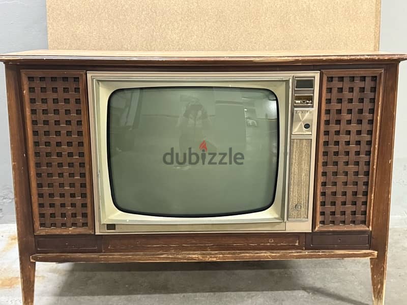 An antique TV 0