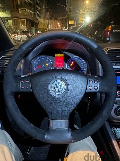 Volkswagen 2009 steering wheel paddle shifts available