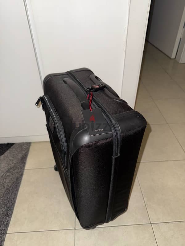 Tumi International 4-Wheel Slim Carry-On 2