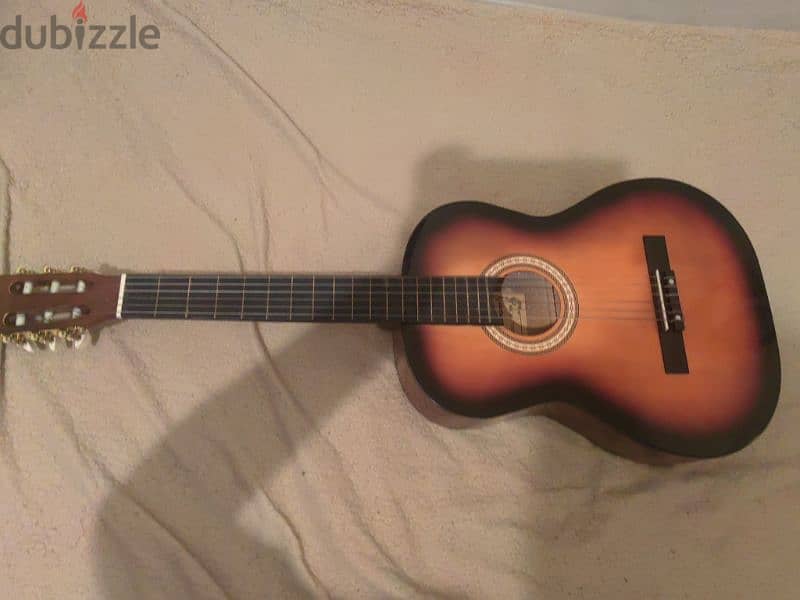 uesd guitar. Look like the new one. Used for only 1 month 0