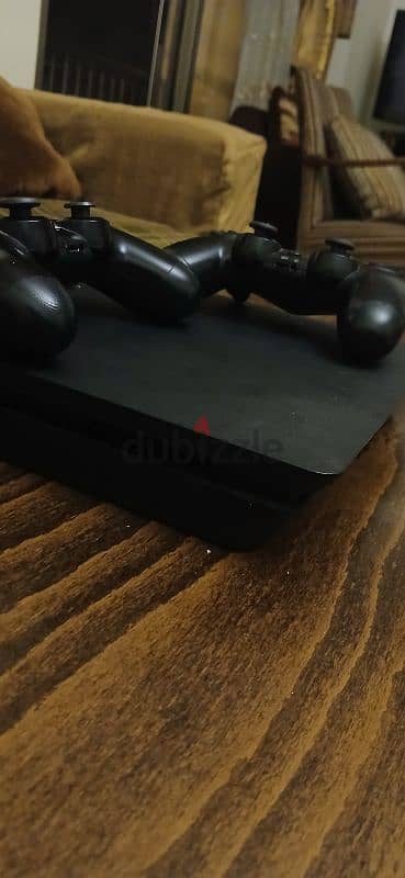 ps4 slim used like new (3 games and two controllers)