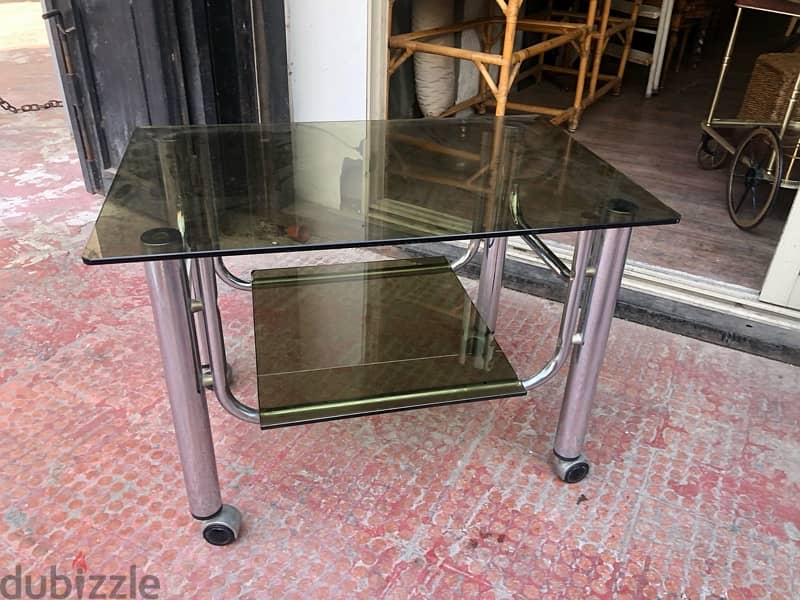 chrome vintage table in excellent condition . 60$ 1