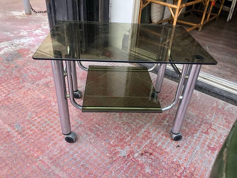 chrome vintage table in excellent condition . 60$ 0