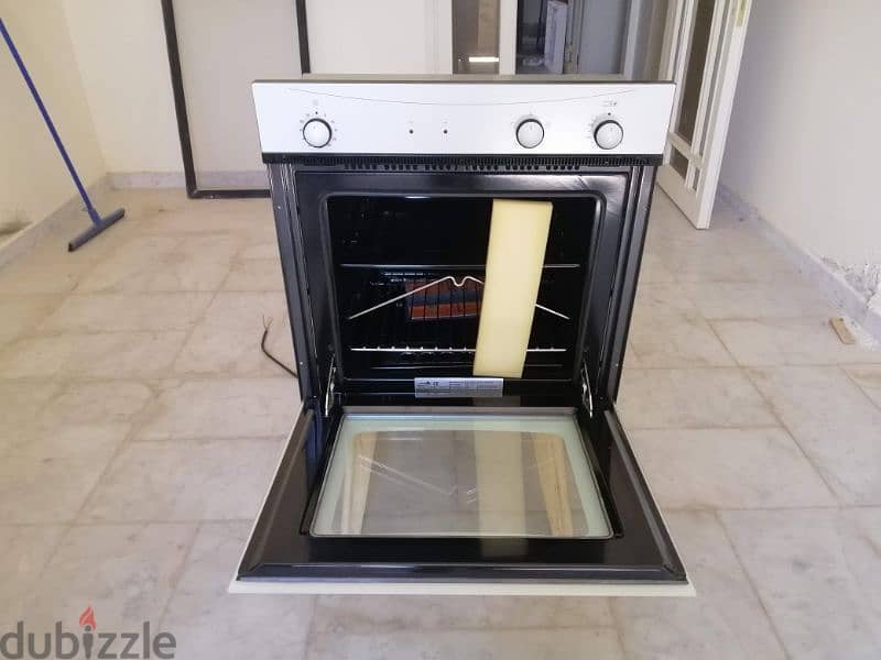 60cm white built-in/ encastre oven Newفرن ٦٠ سنتم  ابيض جديد . 1