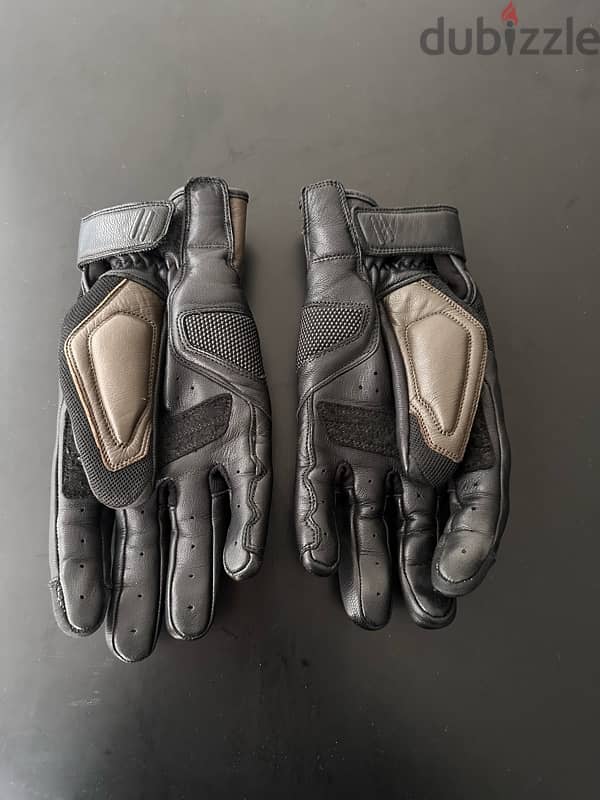 Motorcycle helmet, jackets, boots & gloves 8