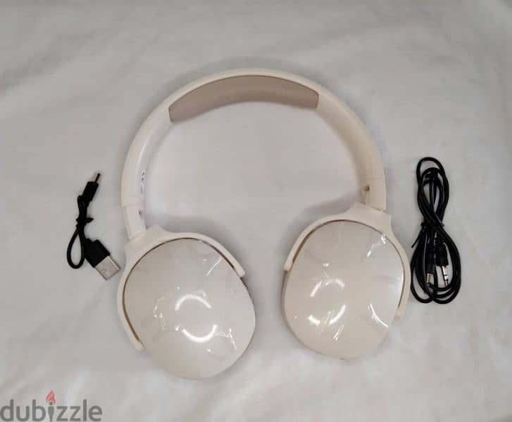 High-quality noise cancelling headphones (white) *New* 1