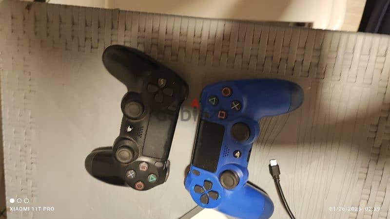 ps4 pro with 4 controllers and gta5 1