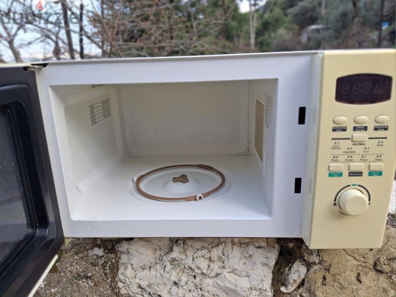 Microwave Used like new but without a plate 1