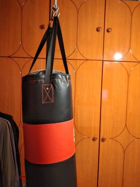 Boxing bag + chassis good conditions 3