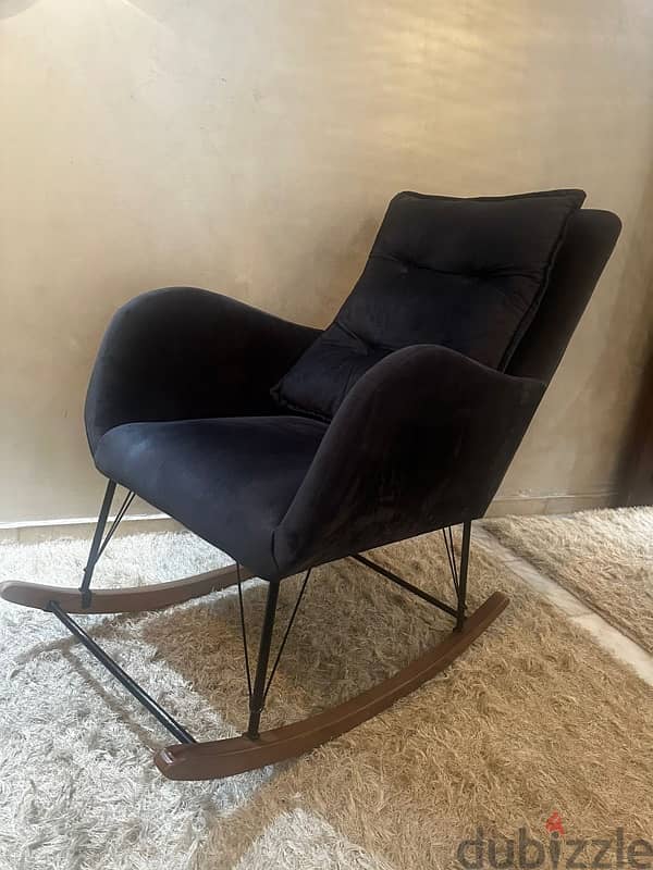 rocking chair (كرسي هزاز)in excellent condition . 140$ 2