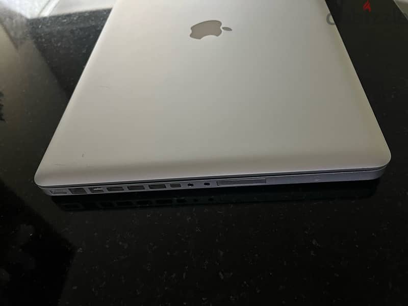 MacBook Pro 17 inches 512gb ssd 7