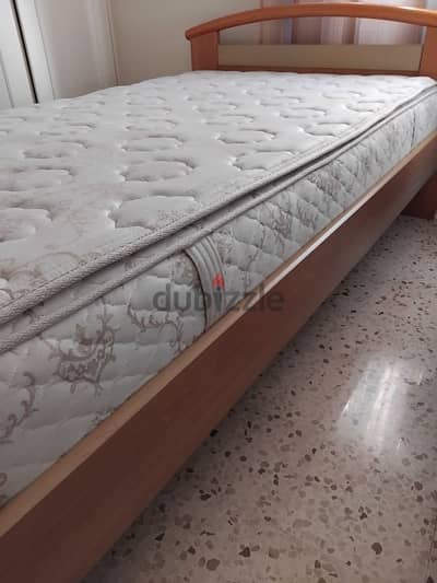 سرير مفرد ونصف قياس ١١٠ × ١٨٠بضاعة فرنسية 110x 180 Bed made in France