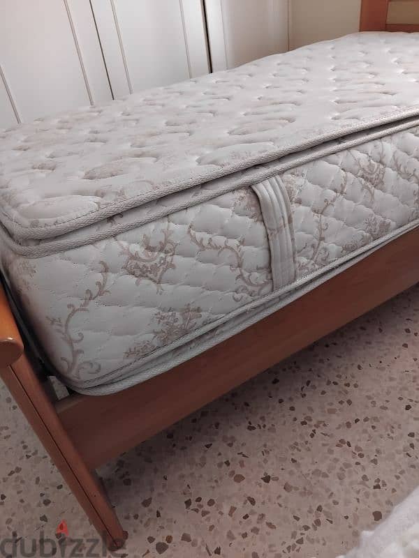 سرير مفرد ونصف قياس ١١٠ × ١٨٠بضاعة فرنسية 110x 180 Bed made in France 1