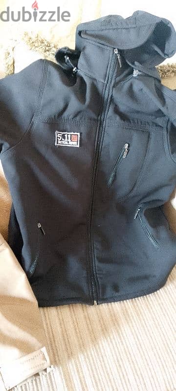 2 jacket 5.11 still new medium size one black one kamel 7