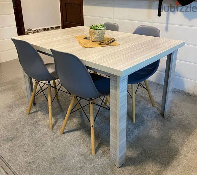 dinning table with 4 chairs 0