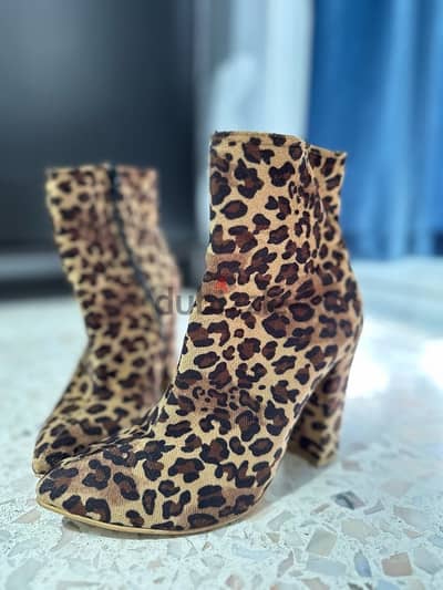 tiger boots/ verg good condition