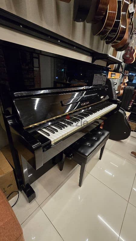 Vintage Yamaha U1 Upright Piano (1970) 0