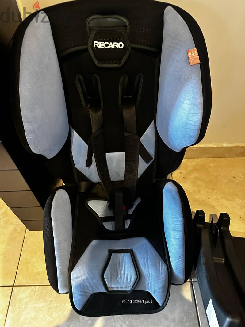 Carseat recaro young expert plus with isofix base exellent condition 3