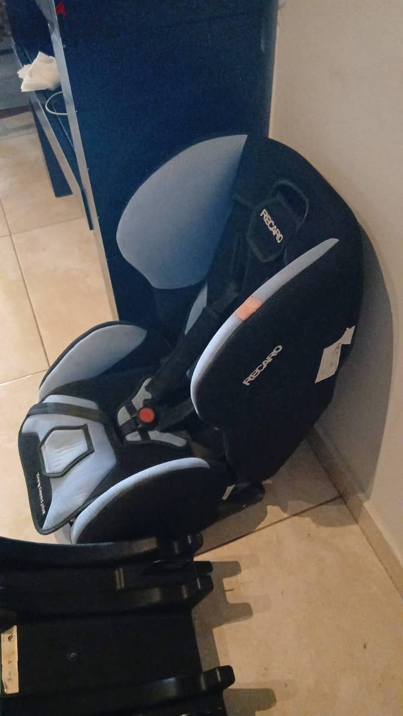 Carseat recaro young expert plus with isofix base exellent condition 4