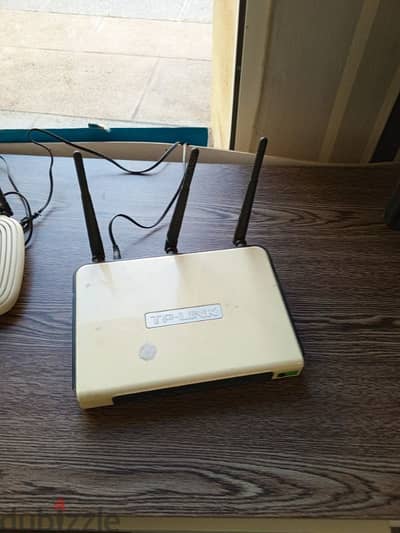 TP link router with 3 antennas