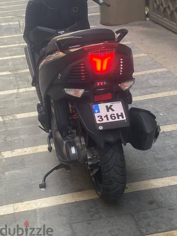 Tvs Ntorq 2023 for sale wra2 ma3rad meshye 6,200km 3