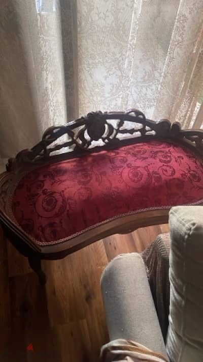 مفروشات انتيك antique couch