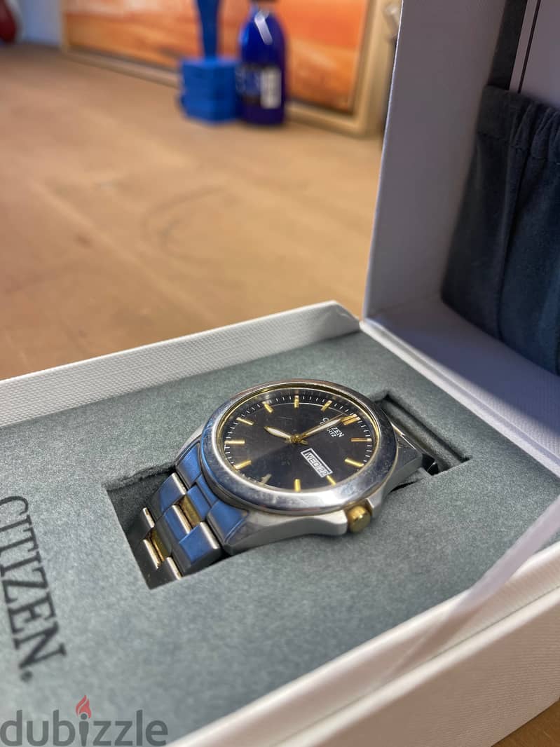 Citizen watch (used) with box and certificate 1