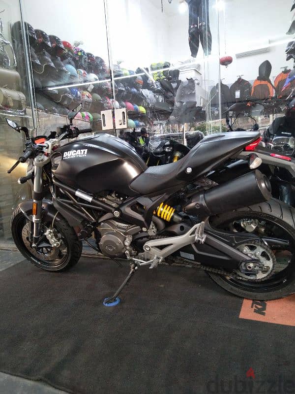 Ducati Monster 696 model 2009 like new 5800klm on odo 1