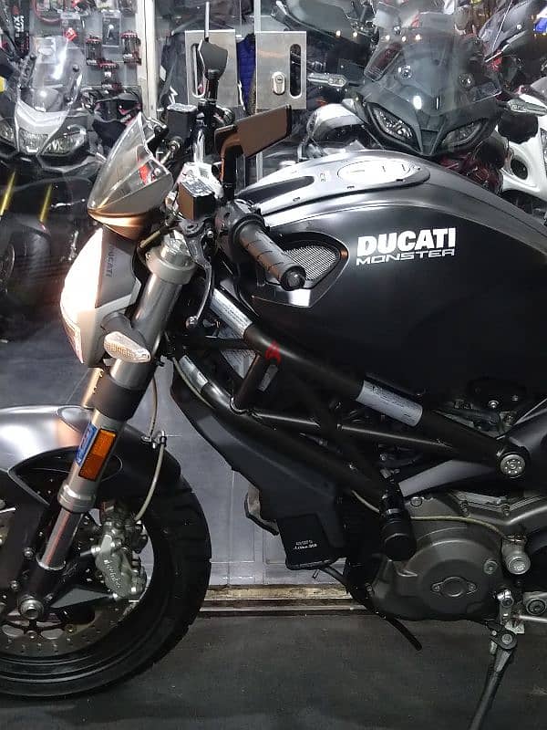 Ducati Monster 696 model 2009 like new 5800klm on odo 8