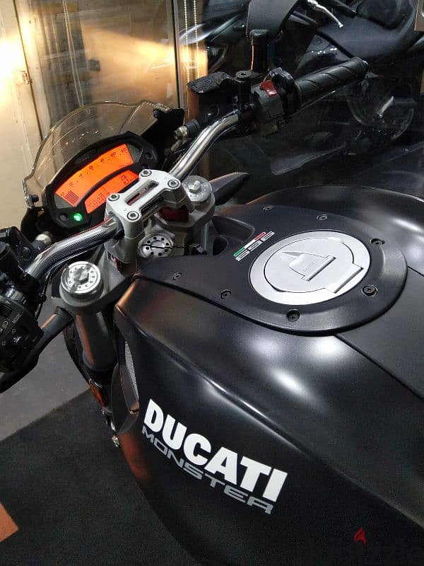 Ducati Monster 696 model 2009 like new 5800klm on odo 11